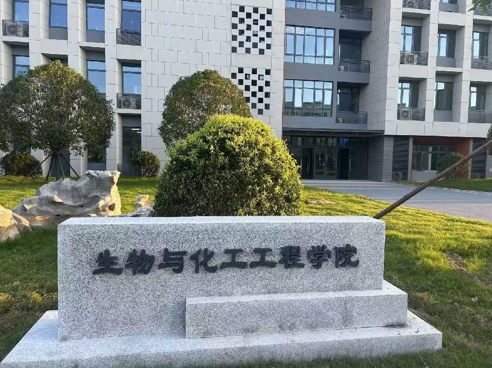 乌鲁木齐扬州职业大学体育场高杆灯项目